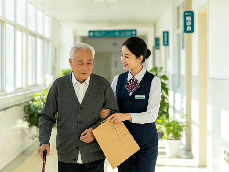 独居老人就医困难 长辈看病无人陪同 空巢老人看病困扰